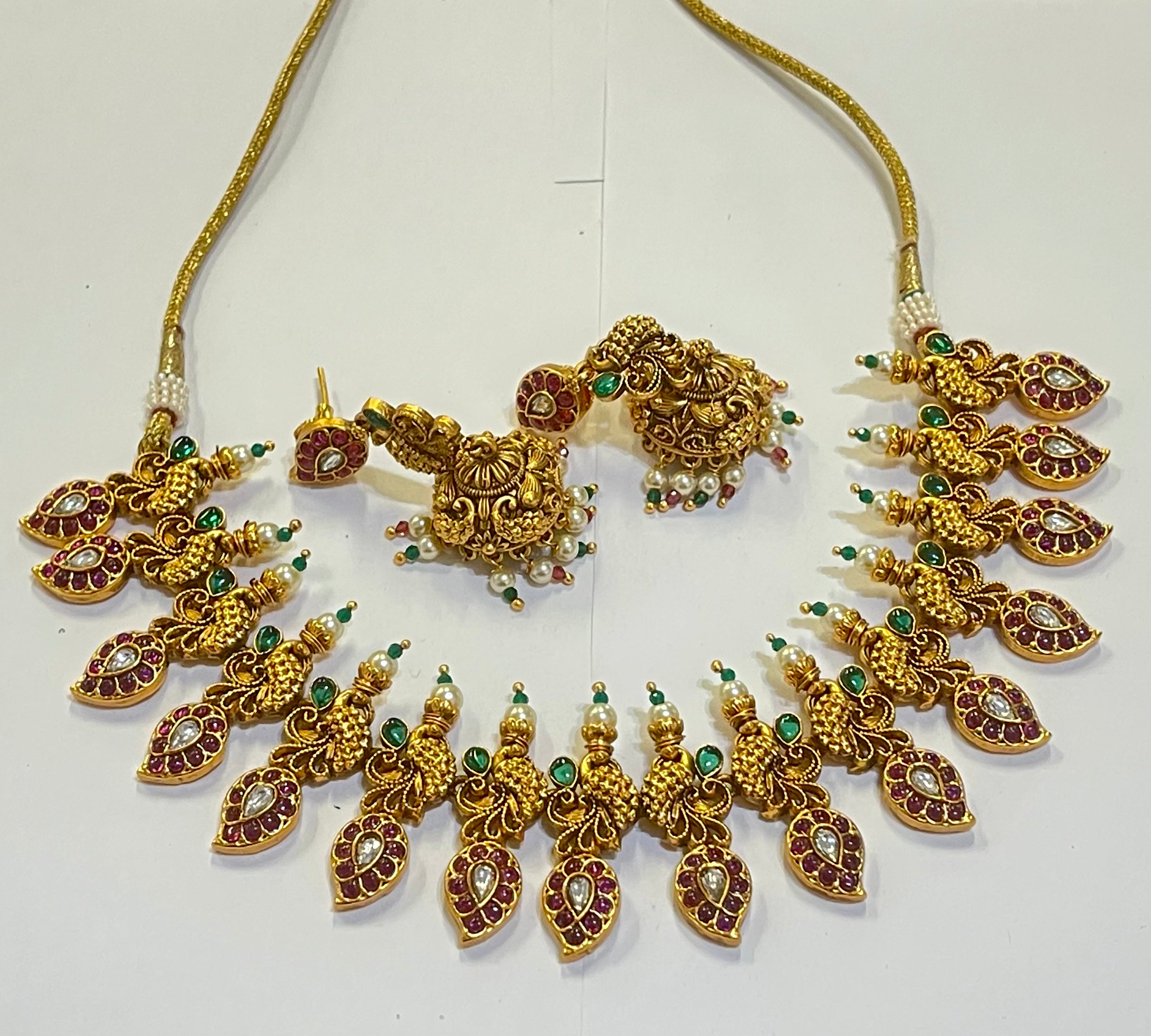 Women’s Gold Detailed Necklace Set