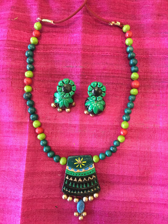 Handmade Terra Cotta Fashionable Necklace Set - Green & Black